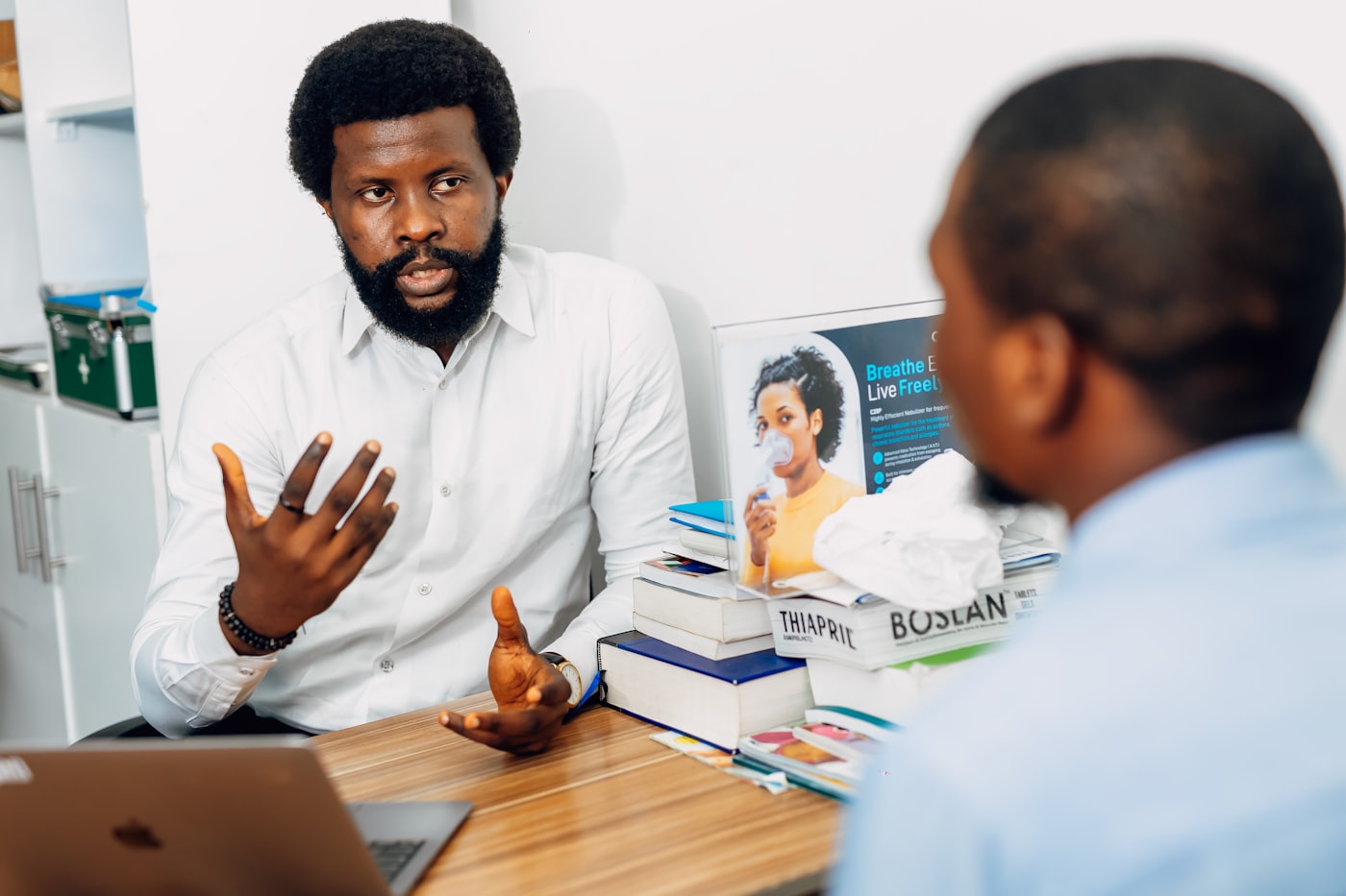 Parent and centre advisor in consultation